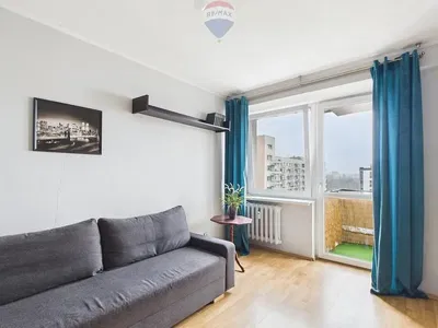 Living room; wood floor, natural light, modern style, high ceiling