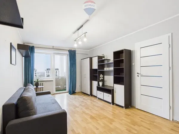 Living room; wood floor, natural light, modern style, high ceiling
