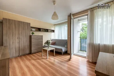 Living room; wood floor, natural light, modern style, high ceiling
