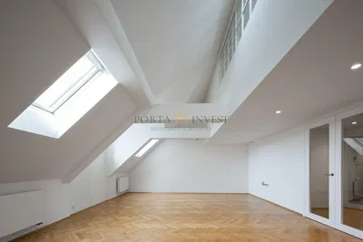Salon; parquet, lumière naturelle, style moderne, hauteur sous plafond