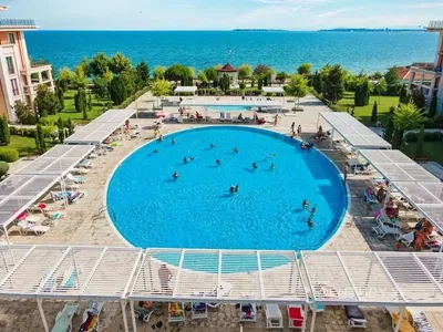 Σαλόνι; ξύλινο πάτωμα, φυσικό φως, μοντέρνο στυλ, ψηλά ταβάνια