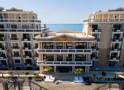 Κουζίνα; συσκευές κουζίνας, ξύλινο πάτωμα, φυσικό φως, μοντέρνο στυλ, ανακαινισμένο