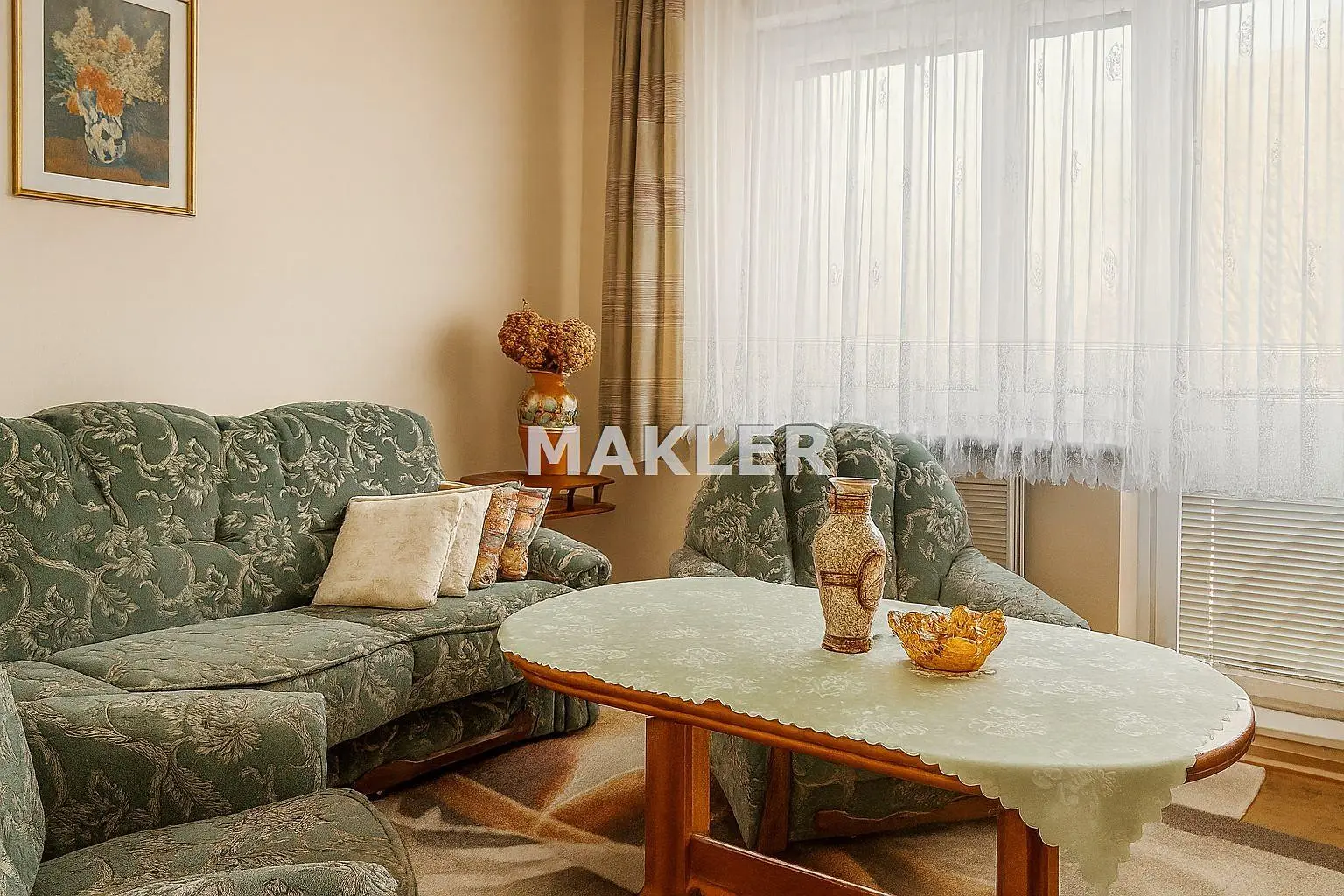 Σαλόνι; ξύλινο πάτωμα, φυσικό φως, μοντέρνο στυλ, ψηλά ταβάνια