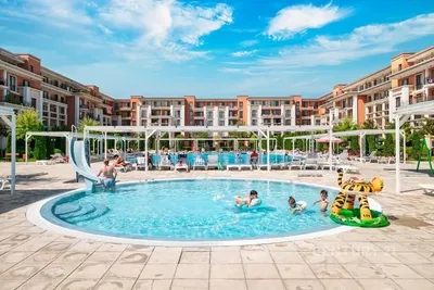 Wohnzimmer; holzboden, tageslicht, moderner stil, hohe decken