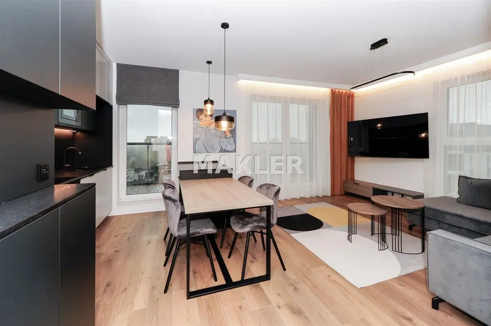 Σαλόνι; ξύλινο πάτωμα, φυσικό φως, μοντέρνο στυλ, ψηλά ταβάνια