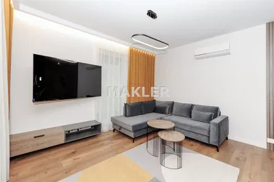 Σαλόνι; ξύλινο πάτωμα, φυσικό φως, μοντέρνο στυλ, ψηλά ταβάνια