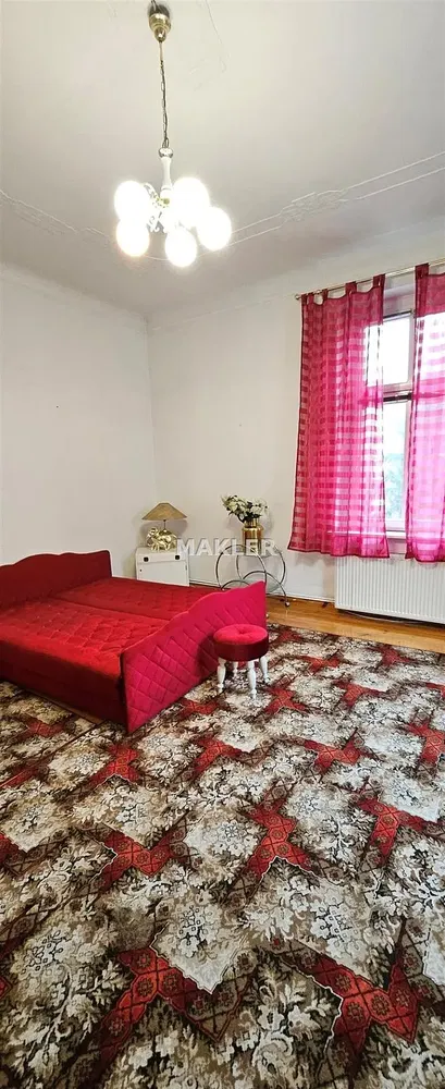 Σαλόνι; ξύλινο πάτωμα, φυσικό φως, μοντέρνο στυλ, ψηλά ταβάνια