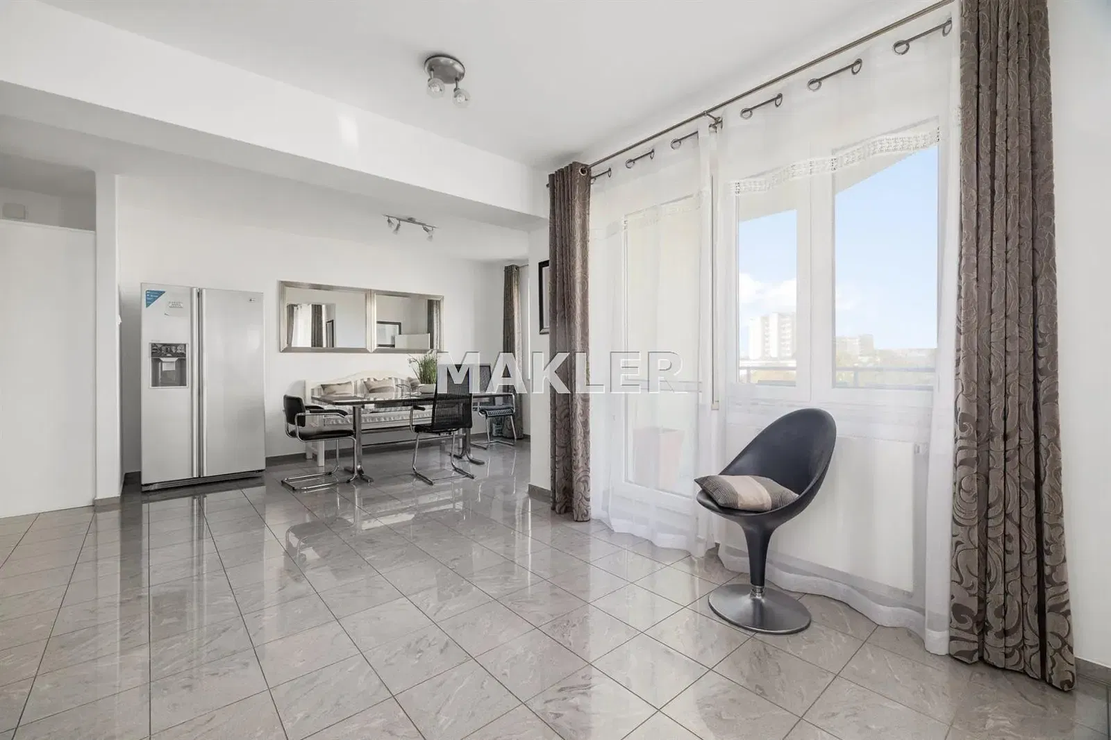 Salon; podłoga drewniana, światło dzienne, styl nowoczesny, wysokie sufity