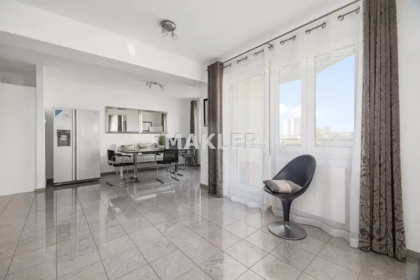 Salon; podłoga drewniana, światło dzienne, styl nowoczesny, wysokie sufity