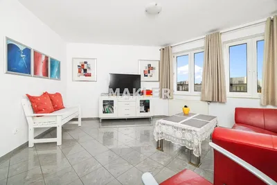 Salon; podłoga drewniana, światło dzienne, styl nowoczesny, wysokie sufity