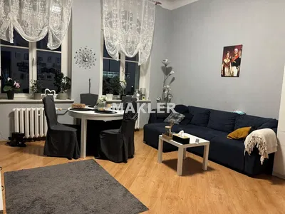 Σαλόνι; ξύλινο πάτωμα, φυσικό φως, μοντέρνο στυλ, ψηλά ταβάνια