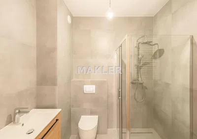 Living room; wood floor, natural light, modern style, high ceiling