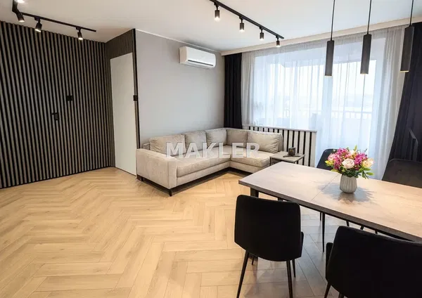 Kuchnia; sprzęt kuchenny, podłoga drewniana, światło dzienne, styl nowoczesny, wyremontowany