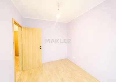 Living room; wood floor, natural light, modern style, high ceiling