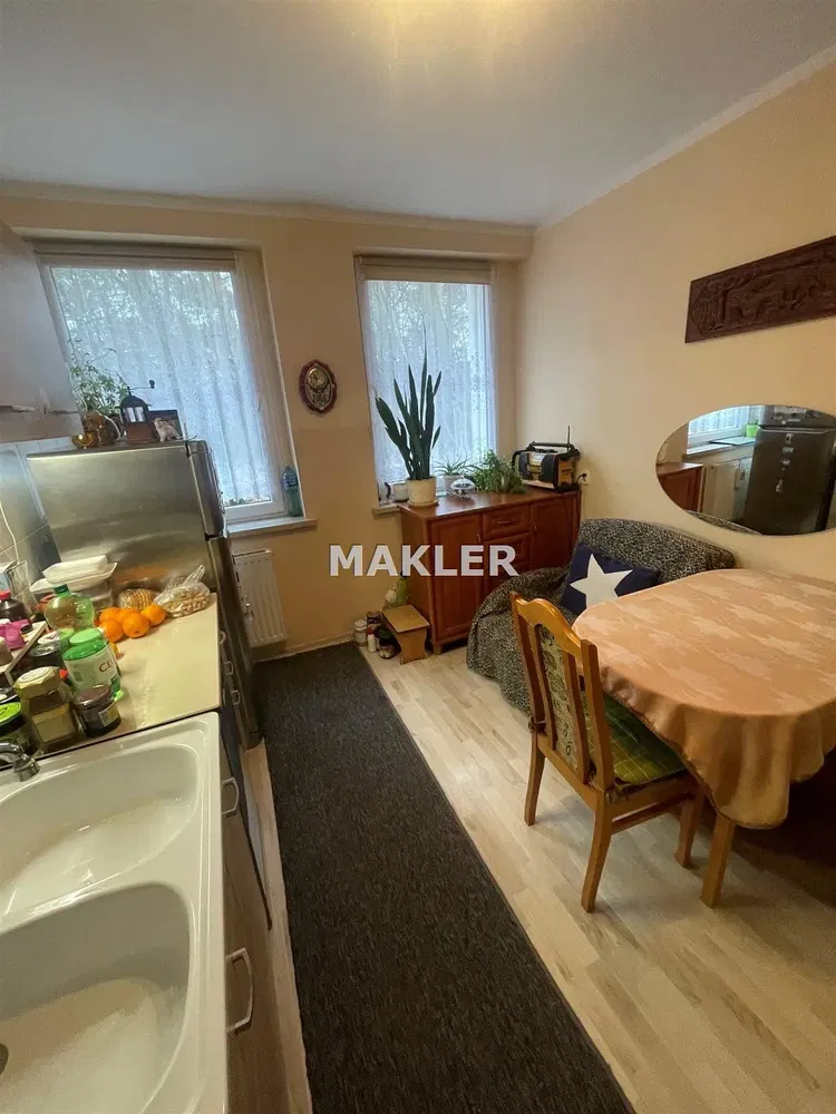 Kuhinja; kućanski aparati, drveni pod, prirodna svjetlost, moderan stil, renoviran