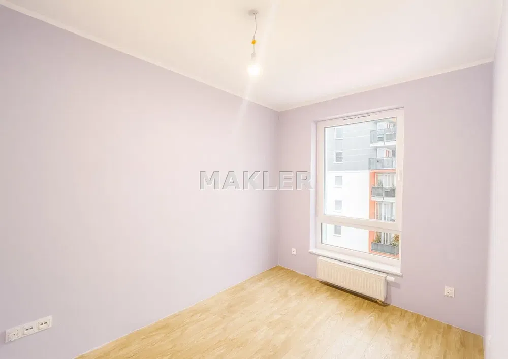 Living room; wood floor, natural light, modern style, high ceiling