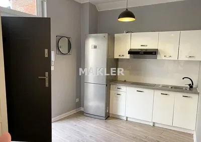 Κουζίνα; συσκευές κουζίνας, ξύλινο πάτωμα, φυσικό φως, μοντέρνο στυλ, ανακαινισμένο