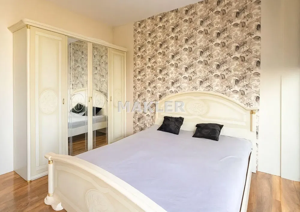 Dnevni boravak; drveni pod, prirodna svjetlost, moderan stil, visoki stropovi