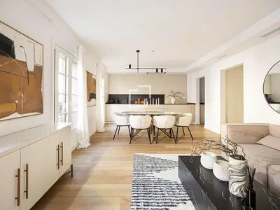 Woonkamer; houten vloer, natuurlijk licht, moderne stijl, hoge plafonds