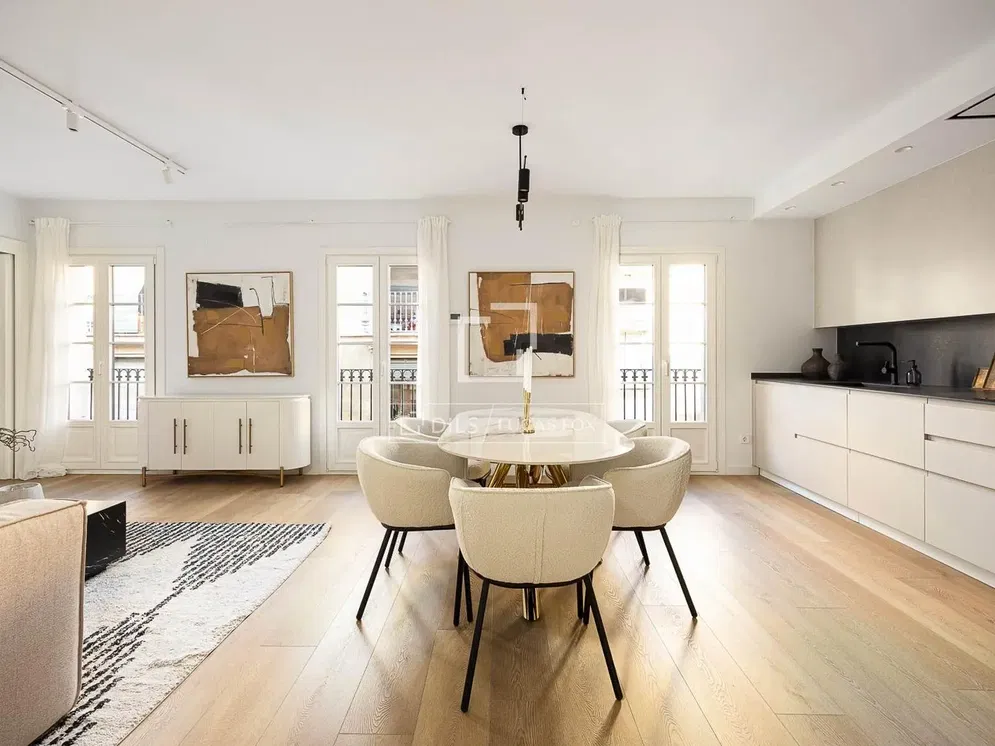 Wohnzimmer; holzboden, tageslicht, moderner stil, hohe decken