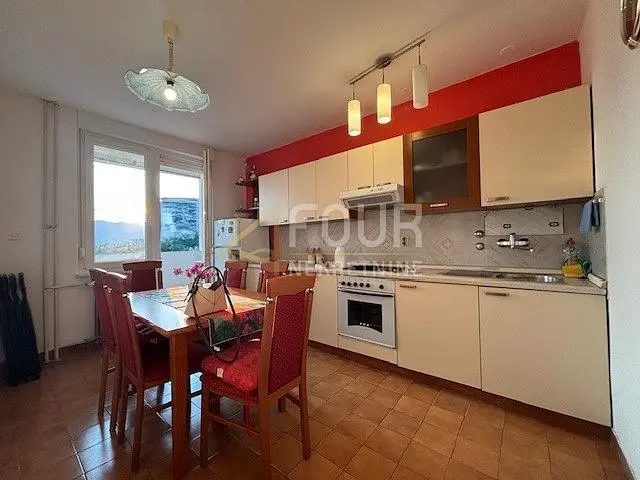 Salon; parquet, lumière naturelle, style moderne, hauteur sous plafond