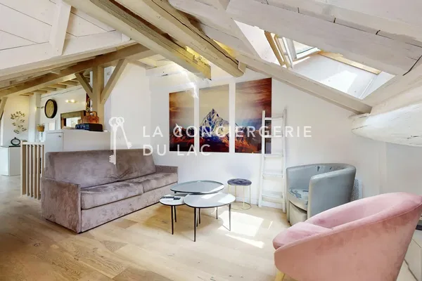 Salon; parquet, lumière naturelle, style moderne, hauteur sous plafond