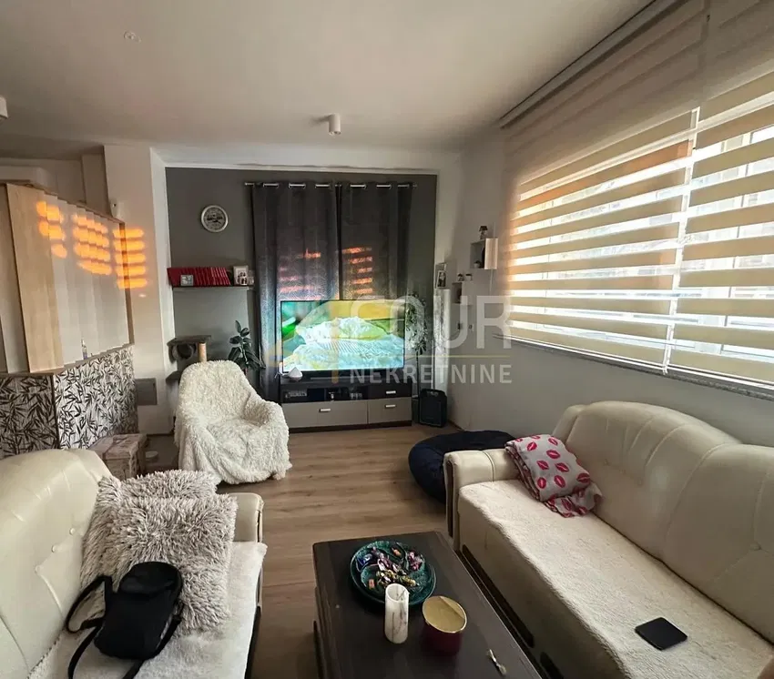 Soggiorno; pavimento in legno, luce naturale, stile moderno, soffitti alti