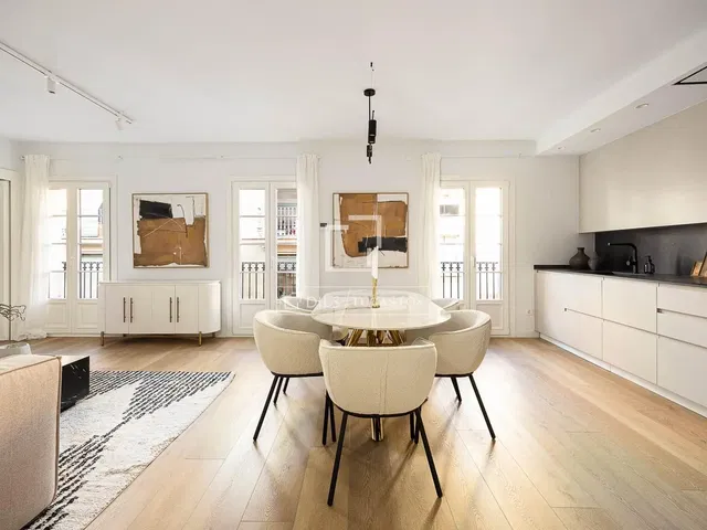 Wohnzimmer; holzboden, tageslicht, moderner stil, hohe decken