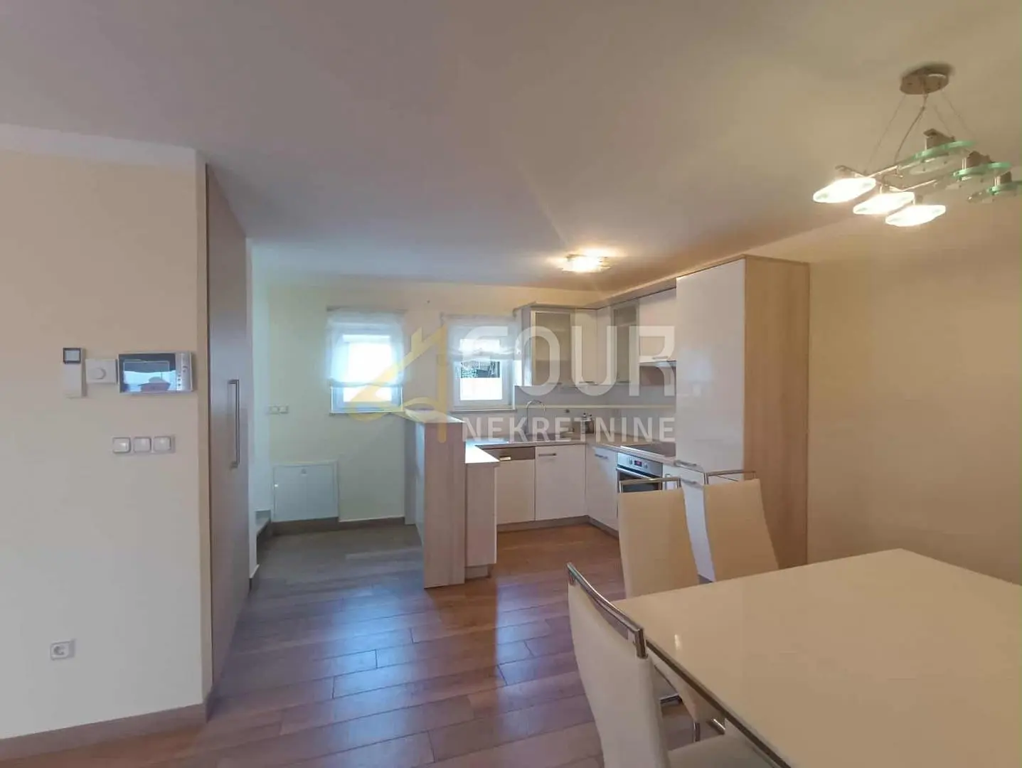 Wohnzimmer; holzboden, tageslicht, moderner stil, hohe decken