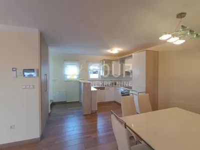 Wohnzimmer; holzboden, tageslicht, moderner stil, hohe decken