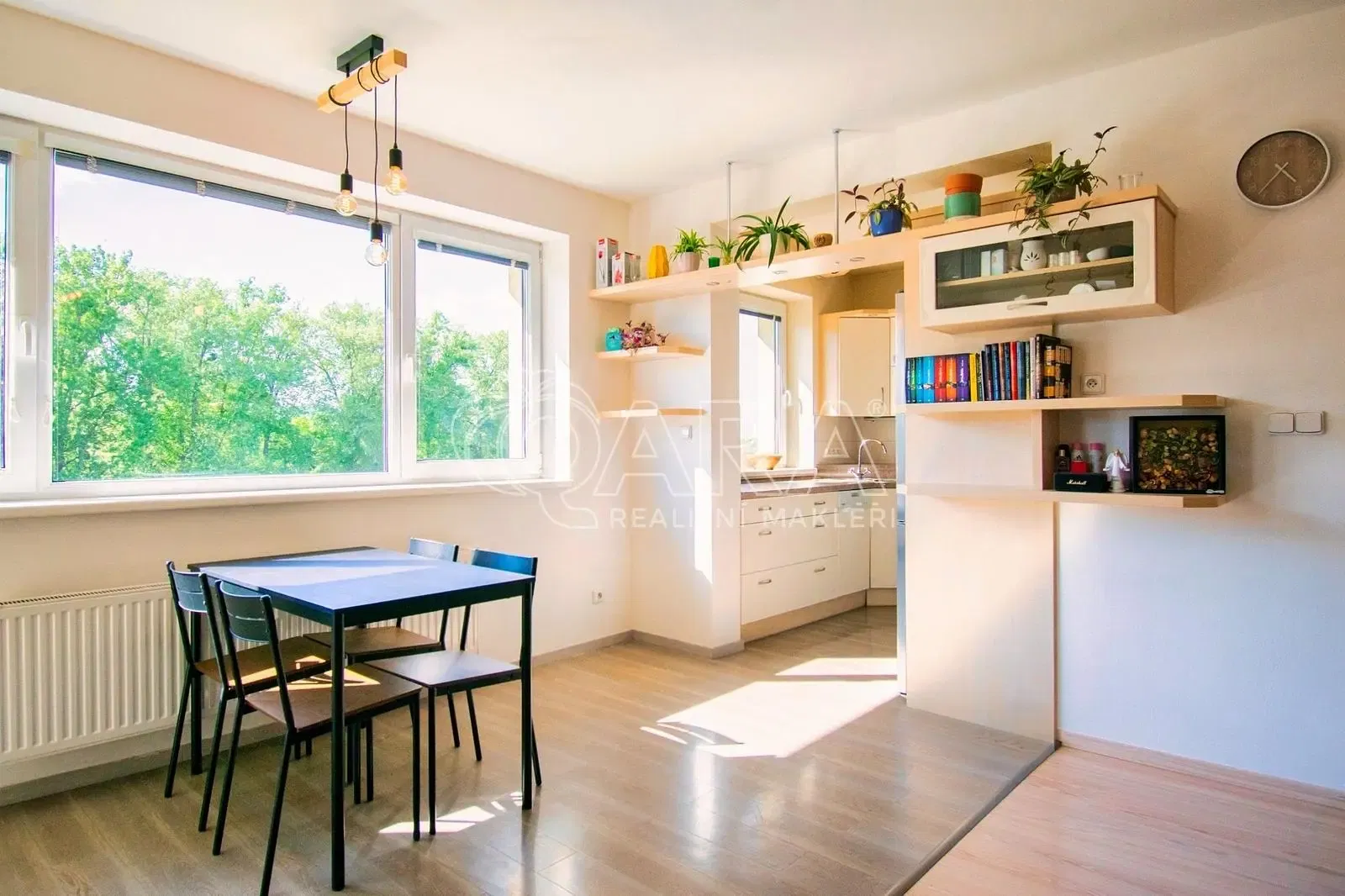 Sala de estar; chão de madeira, luz natural, estilo moderno, teto alto