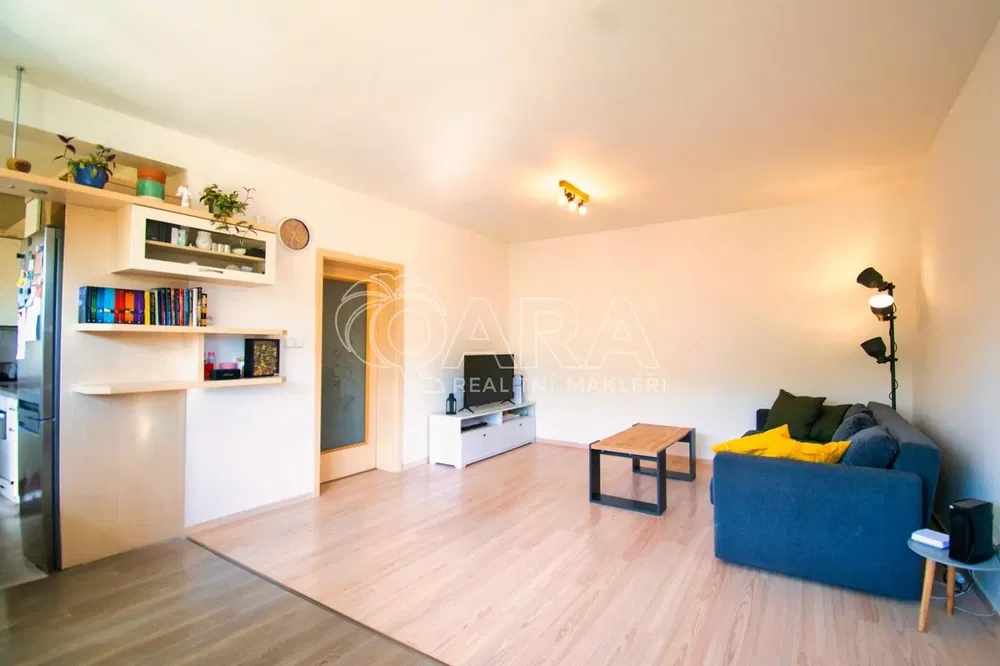 Sala de estar; chão de madeira, luz natural, estilo moderno, teto alto