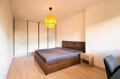 Sala de estar; chão de madeira, luz natural, estilo moderno, teto alto