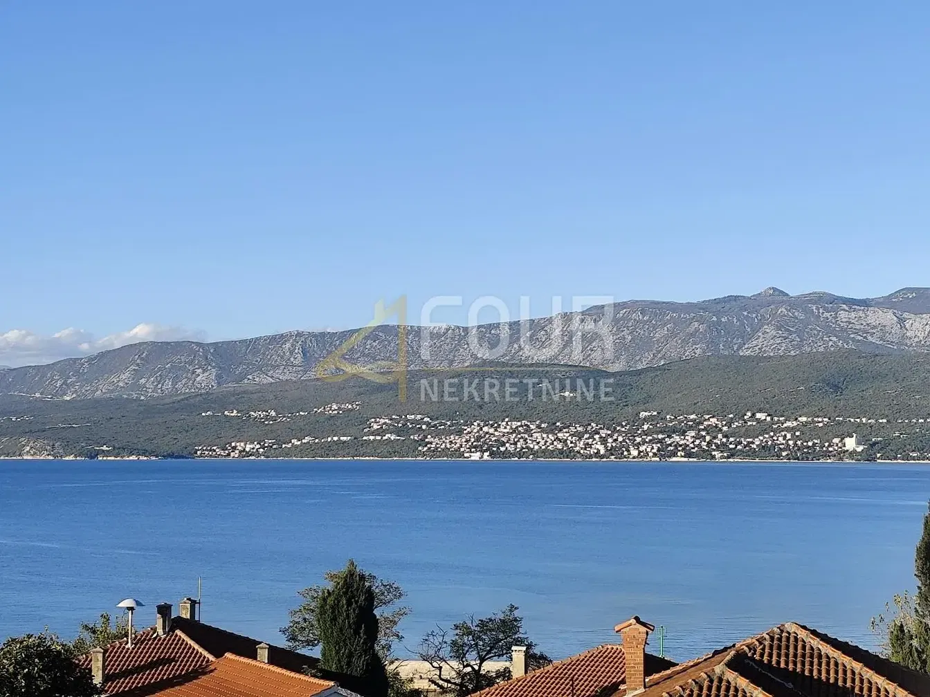 Cozinha; eletrodomésticos, chão de madeira, luz natural, estilo moderno, renovado