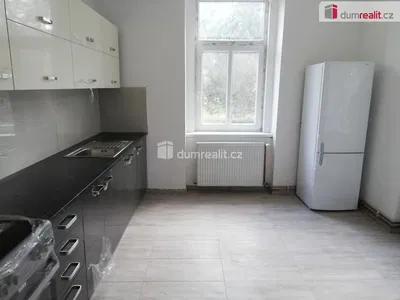 Oturma odası; ahşap zemin, doğal ışık, modern stil, yüksek tavan