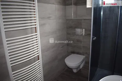 Oturma odası; ahşap zemin, doğal ışık, modern stil, yüksek tavan