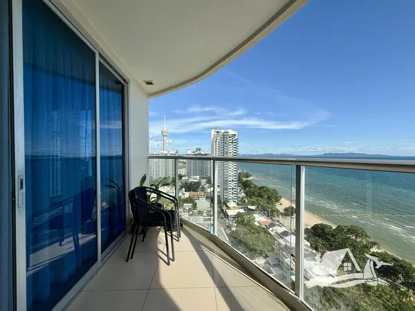 Wohnzimmer; holzboden, tageslicht, moderner stil, hohe decken