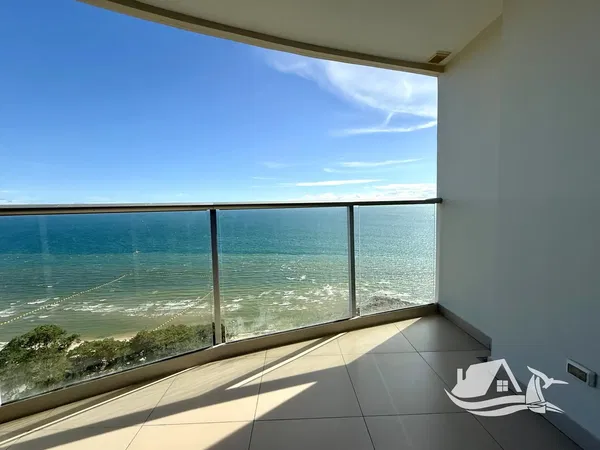 Wohnzimmer; holzboden, tageslicht, moderner stil, hohe decken