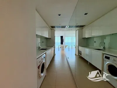 Wohnzimmer; holzboden, tageslicht, moderner stil, hohe decken