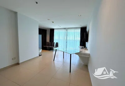 Wohnzimmer; holzboden, tageslicht, moderner stil, hohe decken