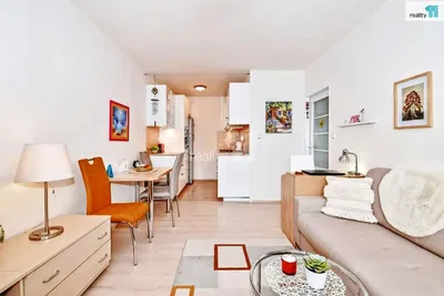 Σαλόνι; ξύλινο πάτωμα, φυσικό φως, μοντέρνο στυλ, ψηλά ταβάνια