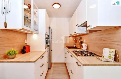 Σαλόνι; ξύλινο πάτωμα, φυσικό φως, μοντέρνο στυλ, ψηλά ταβάνια