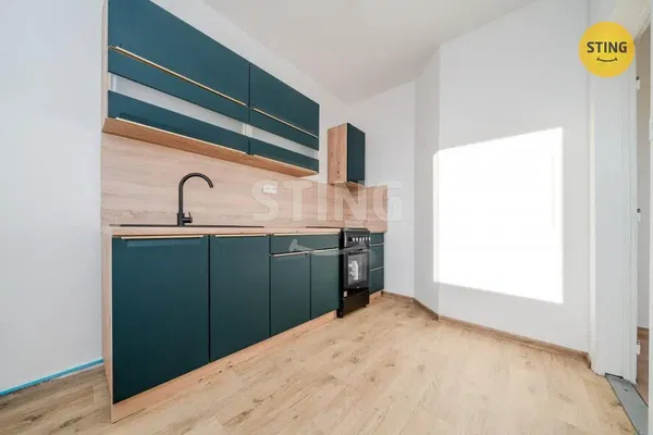 Σαλόνι; ξύλινο πάτωμα, φυσικό φως, μοντέρνο στυλ, ψηλά ταβάνια