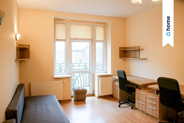 Dnevni boravak; drveni pod, prirodna svjetlost, moderan stil, visoki stropovi