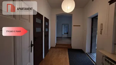 Salon; podłoga drewniana, światło dzienne, styl nowoczesny, wysokie sufity