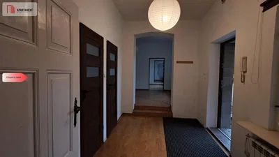 Soggiorno; pavimento in legno, luce naturale, stile moderno, soffitti alti