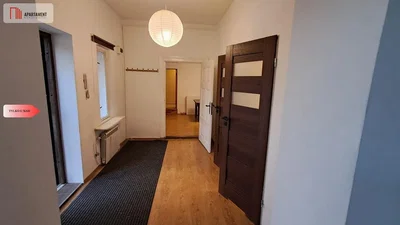 Soggiorno; pavimento in legno, luce naturale, stile moderno, soffitti alti