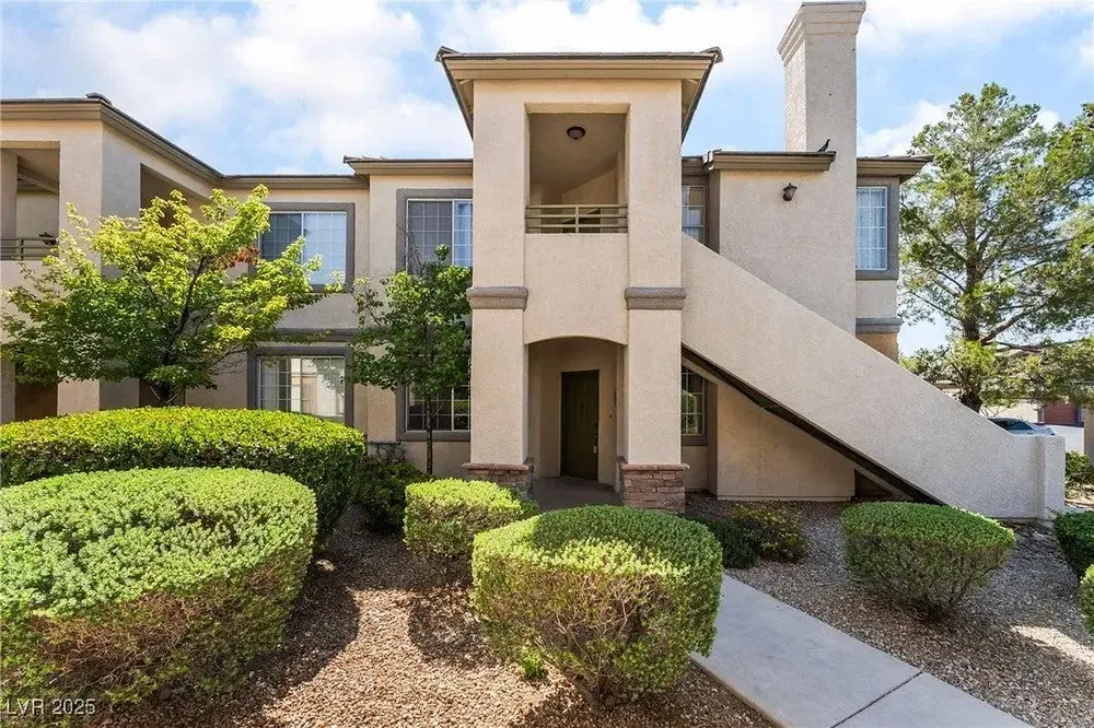 Wohnzimmer; holzboden, tageslicht, moderner stil, hohe decken