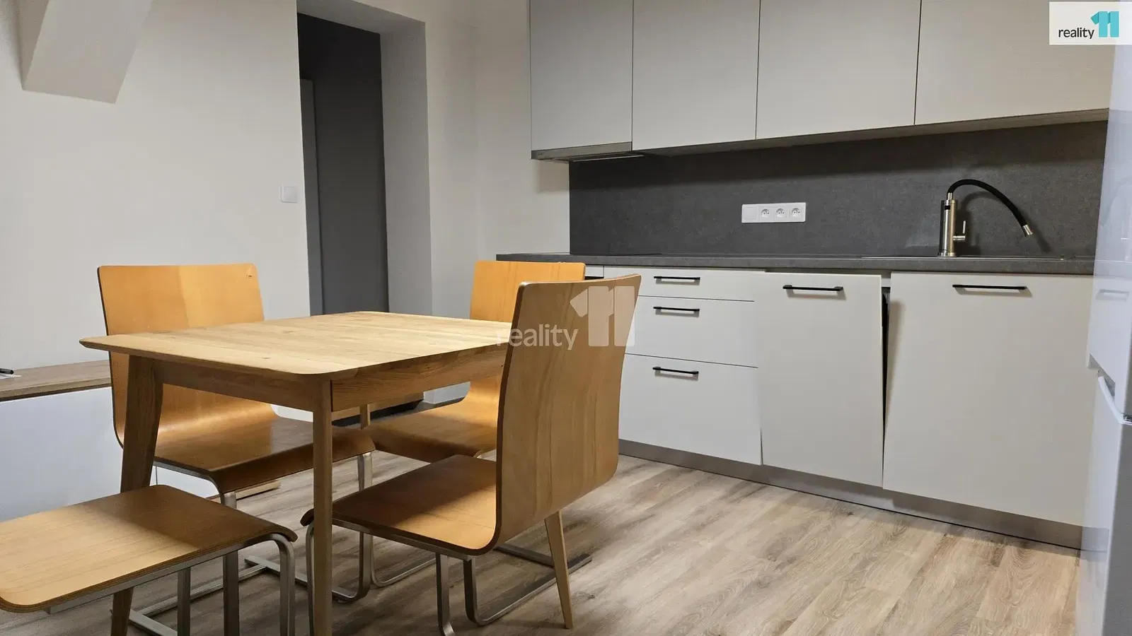 Σαλόνι; ξύλινο πάτωμα, φυσικό φως, μοντέρνο στυλ, ψηλά ταβάνια