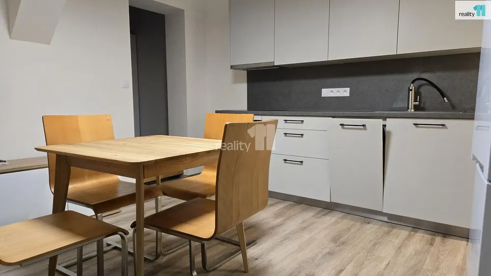 Σαλόνι; ξύλινο πάτωμα, φυσικό φως, μοντέρνο στυλ, ψηλά ταβάνια